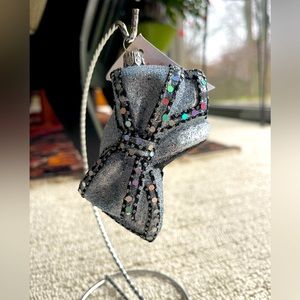 Aretha’s hat in ornament form. ~4”x2 1/2” Made in Poland. NWT  Stand included.